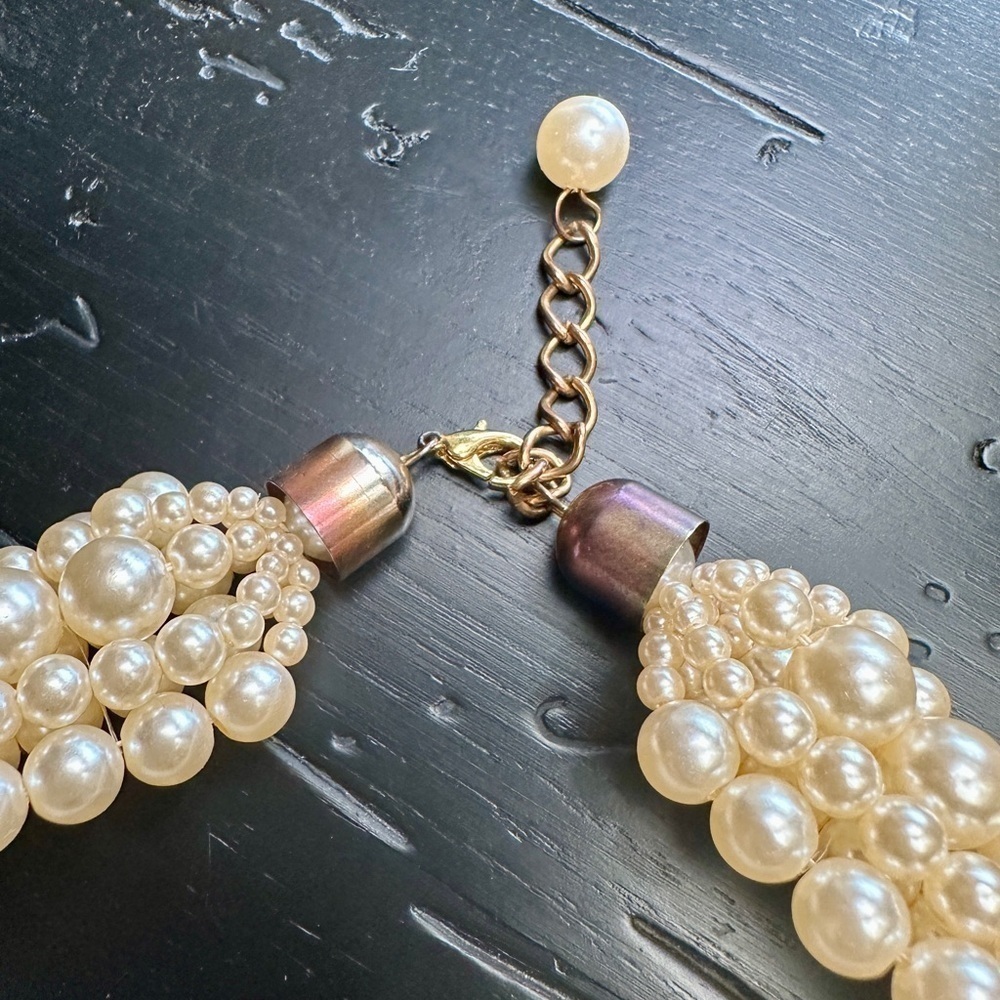 VINTAGE, 7 STRAND, FAUX PEARL CHOKER. SOME STRANDS HAVE SEPARATED. - Picture 3 of 8